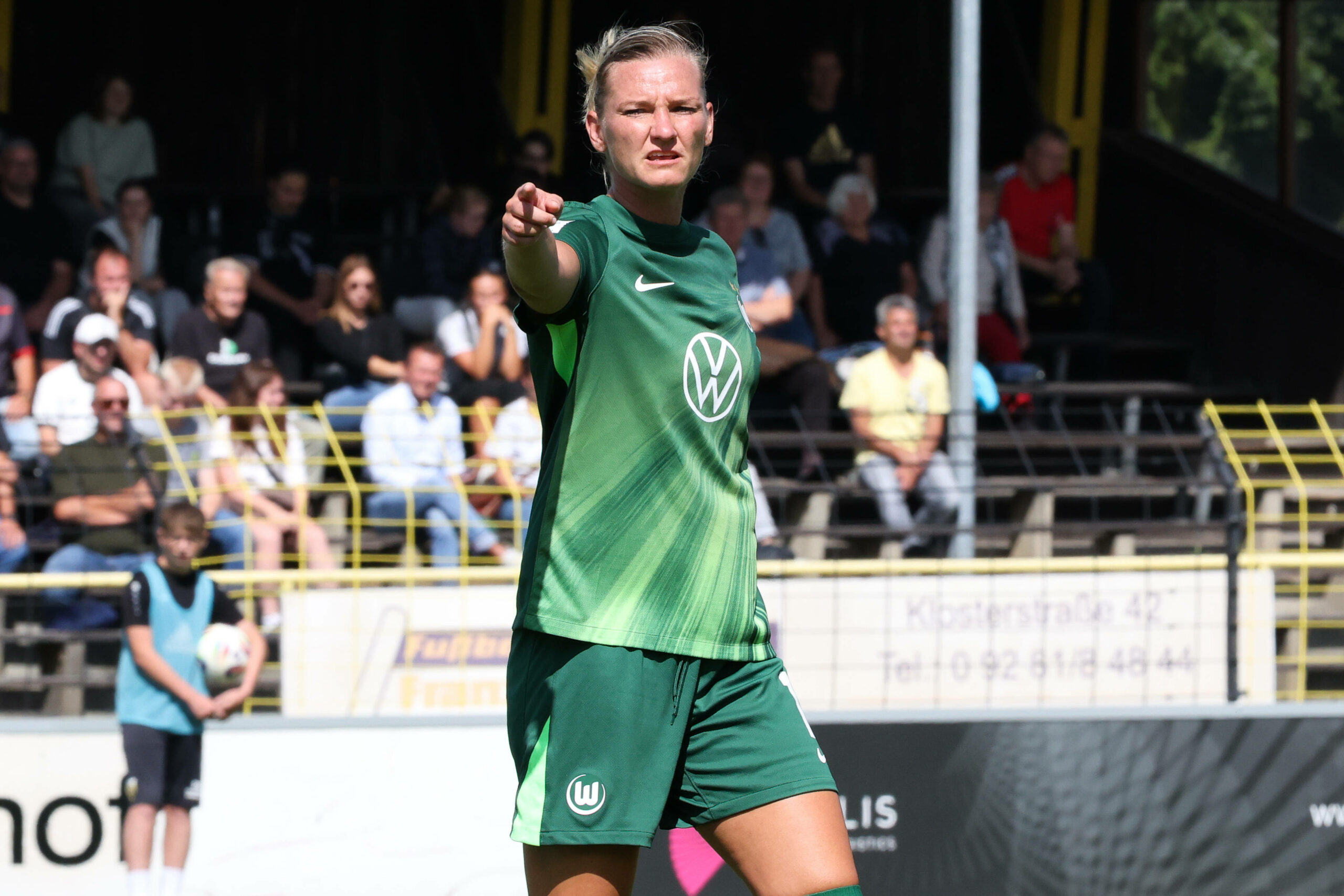 Alexandra Popp zeigt nach vorne