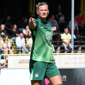 Alexandra Popp zeigt nach vorne