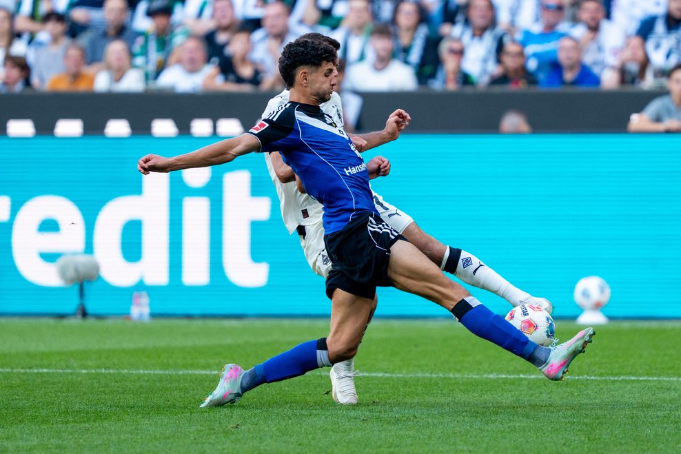 Daniel Elfadli im Zweikampf mit Kevin Stöger