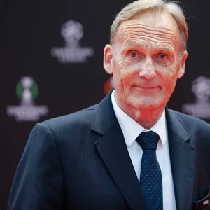 Hans-Joachim Watzke im Anzug bei der UEFA Champions League Auslosung