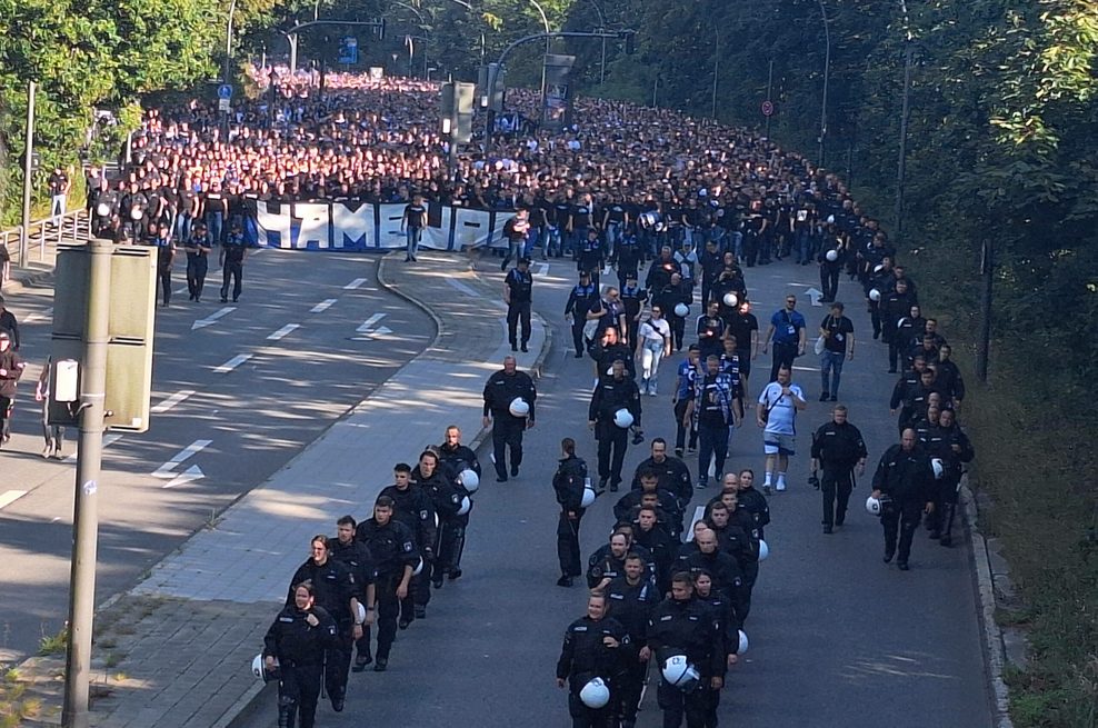 Polizisten vor dem Derbymarsch der HSV-Fans