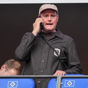 Oke Göttlich telefoniert im Volkspark