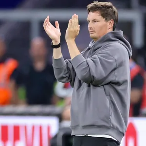 HSV-Trainer Merlin Polzin klatscht in die Hände