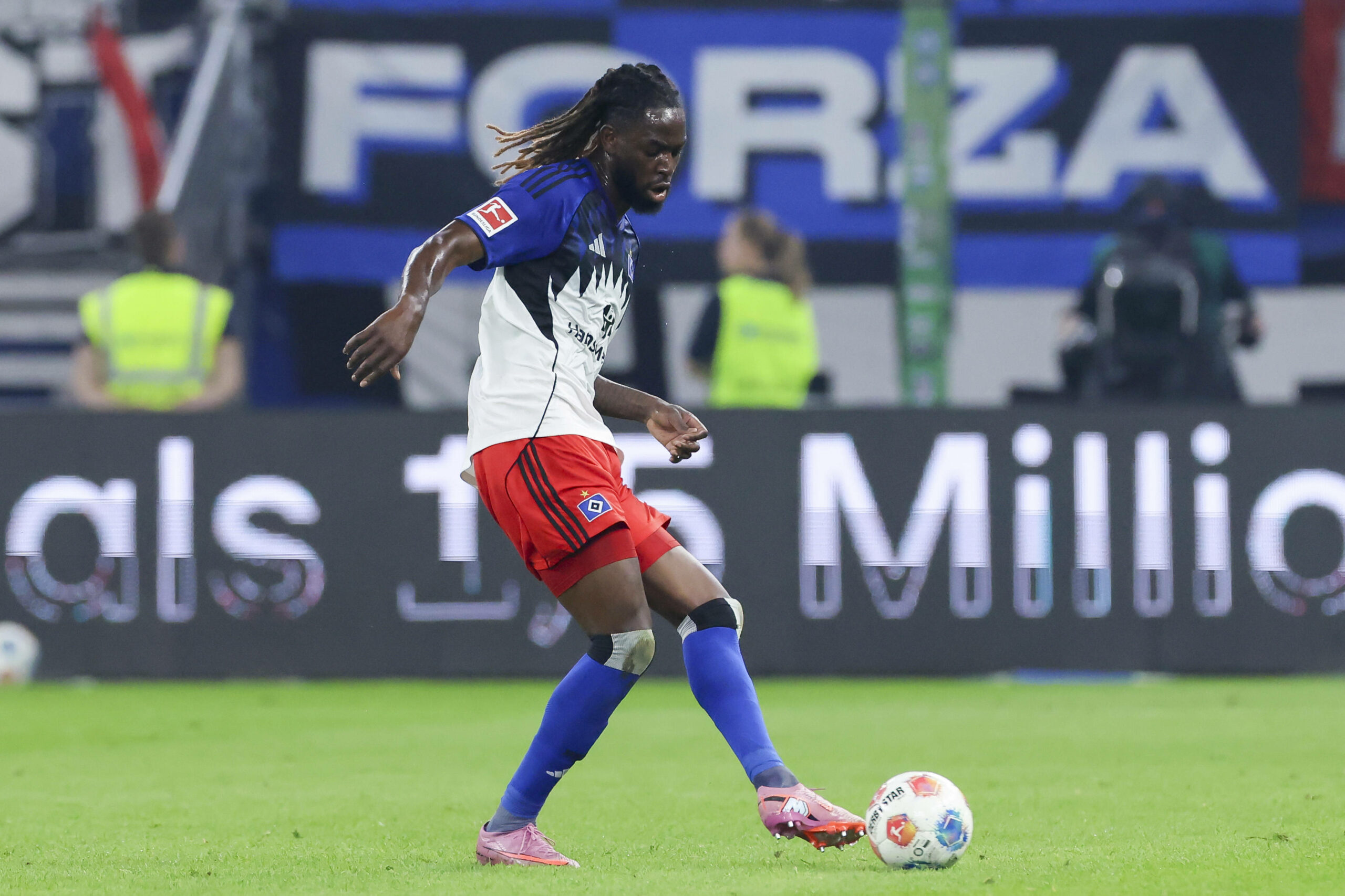 Jordan Torunarigha spielt einen Pass