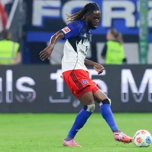 Jordan Torunarigha spielt einen Pass