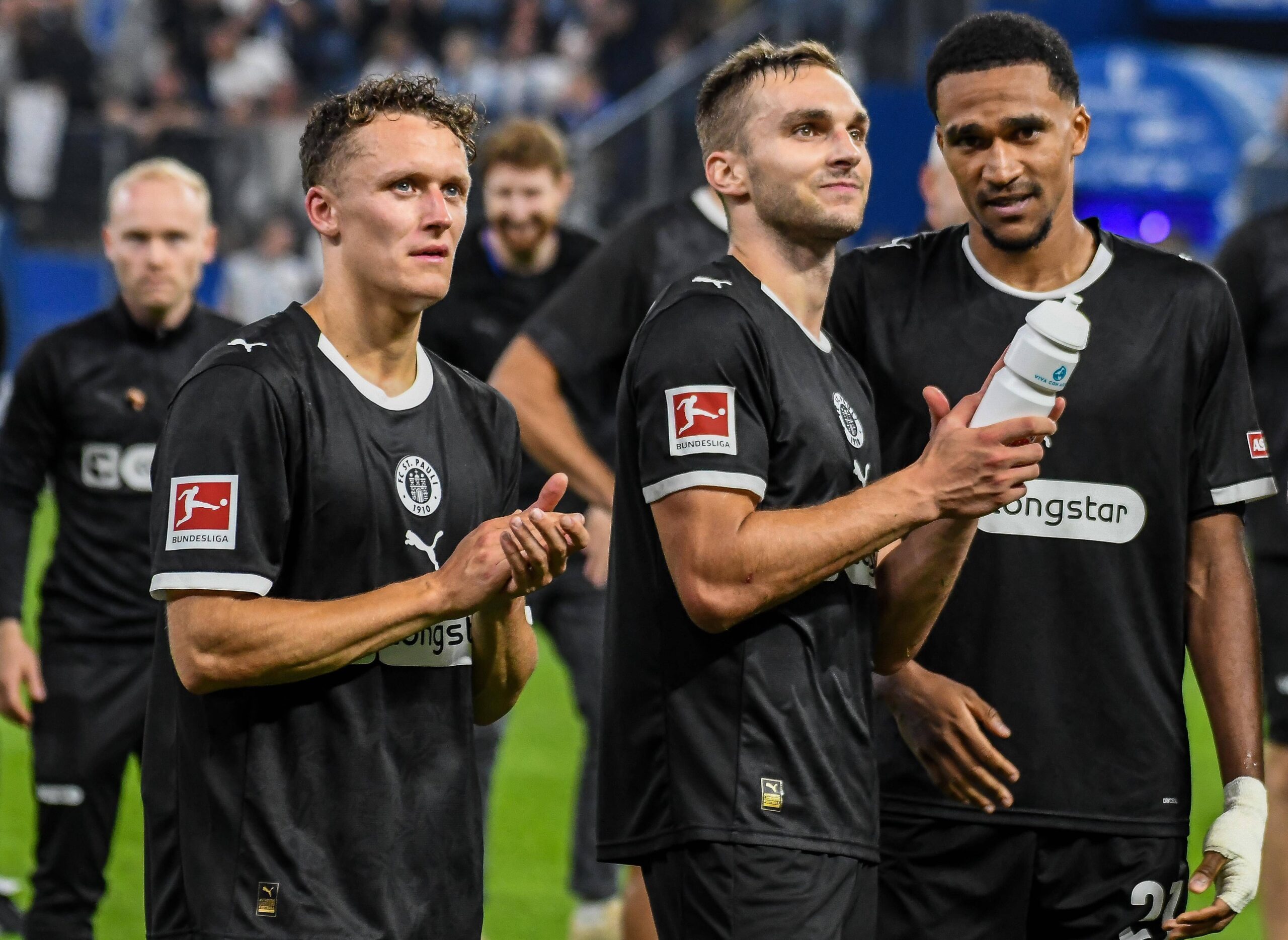 Martijn Kaars, James Sands und Andréas Hountondji nach dem Sieg im Volkspark