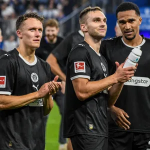 Martijn Kaars, James Sands und Andréas Hountondji nach dem Sieg im Volkspark