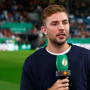 Christoph Kramer als ZDF-Experte beim DFB-Pokal mit Mikrofon in der Hand