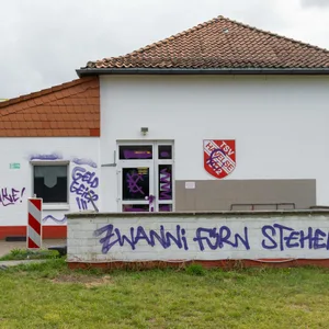 Das Vereinsheim von TSV Havelse, besprüht mit Graffiti: „Zwanni fürn Steher??"