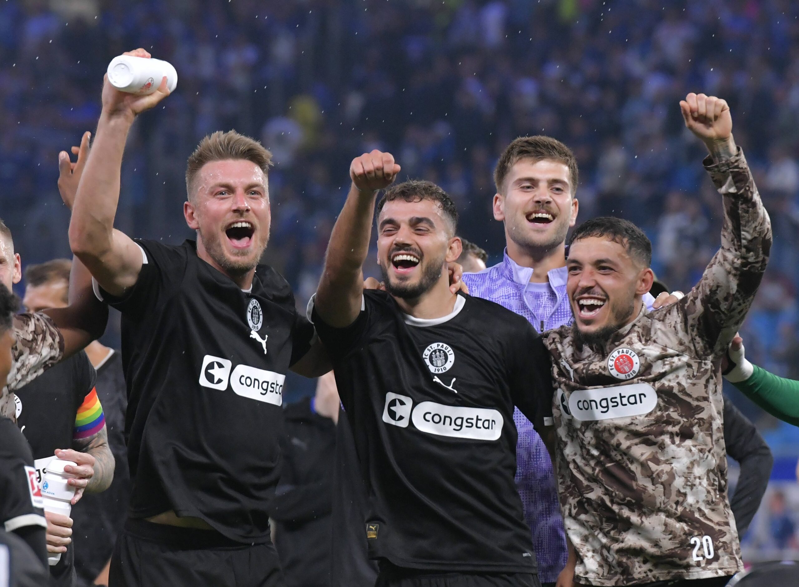 Hauke Wahl, Danel Sinani, Ben Voll und Mathias Pereira Lage jubeln nach dem Derbysieg