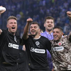 Hauke Wahl, Danel Sinani, Ben Voll und Mathias Pereira Lage jubeln nach dem Derbysieg