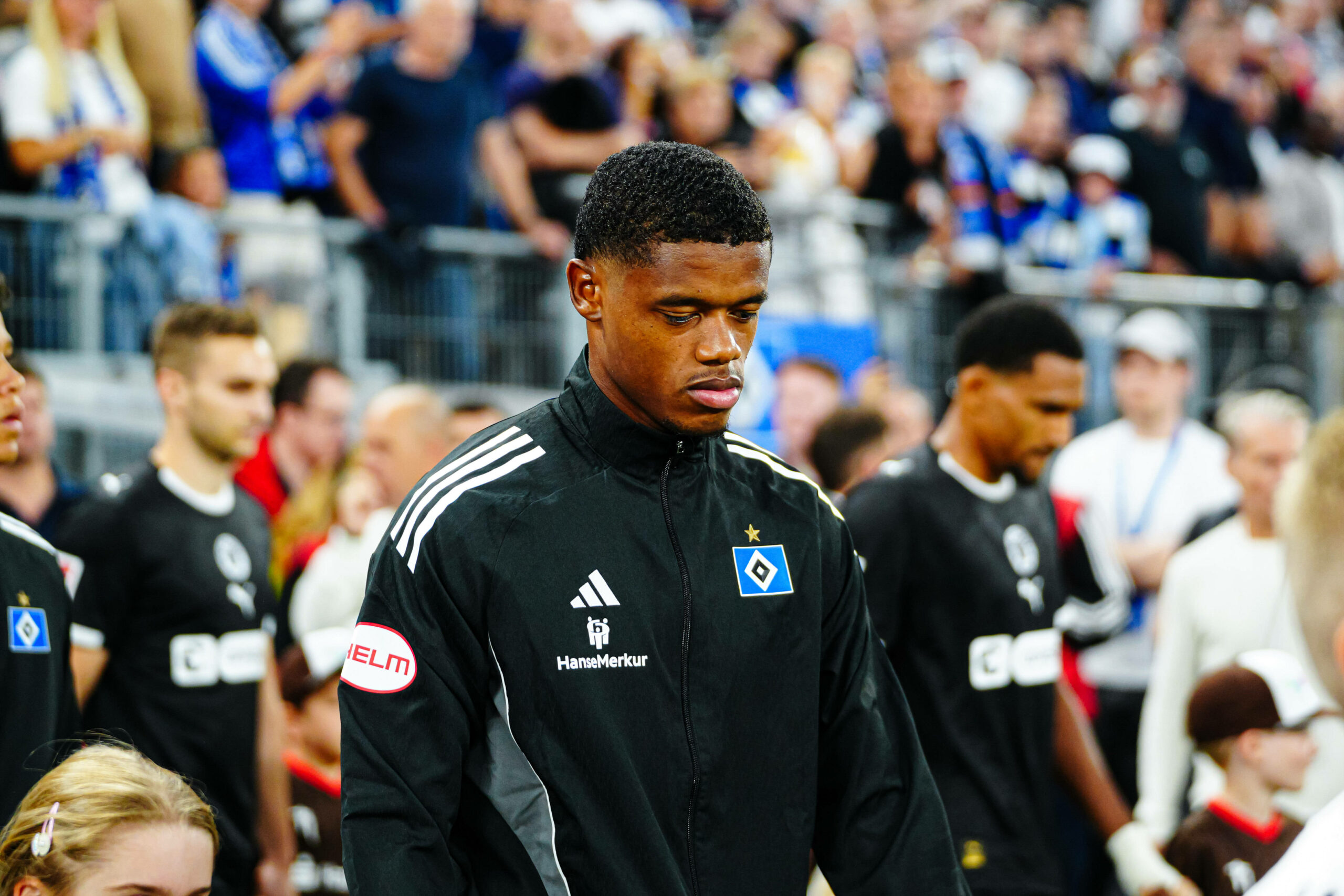 Warmed Omari guckt beim Einlaufen ins Volksparkstadion zu Boden
