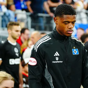 Warmed Omari guckt beim Einlaufen ins Volksparkstadion zu Boden