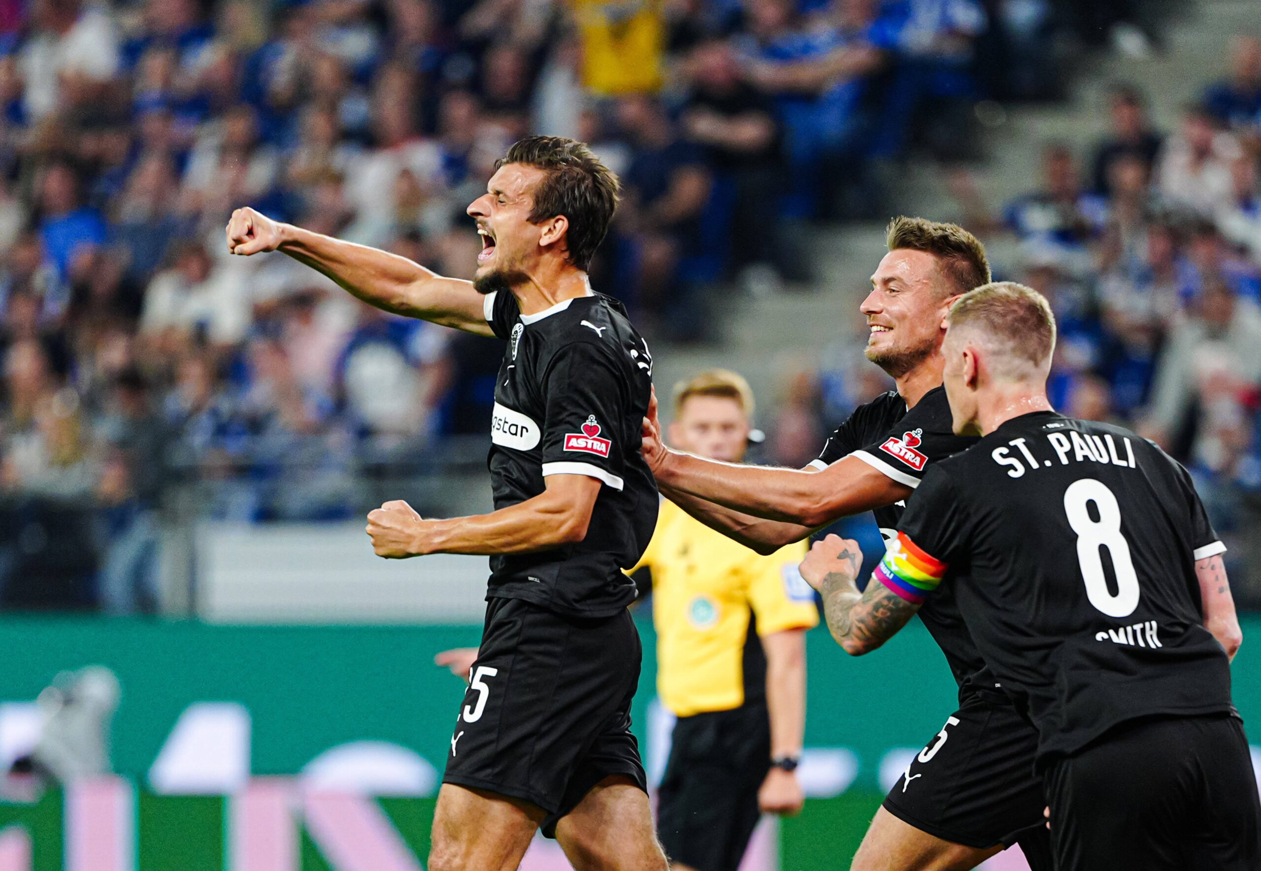 Adam Dzwigala bejubelt sein Tor gegen den HSV.