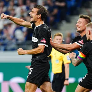Adam Dzwigala bejubelt sein Tor gegen den HSV.