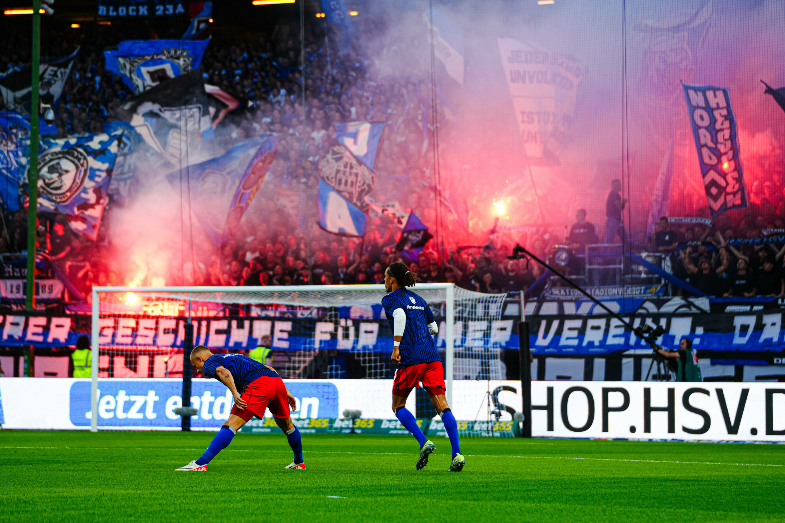 HSV-Profis wärmen sich vor der Nordtribüne auf