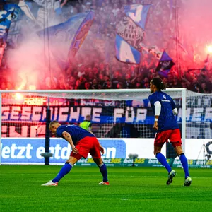 HSV-Profis wärmen sich vor der Nordtribüne auf