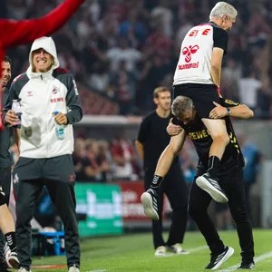 Liukas Kwasniok hat Co-Trainer Frank Kaspari auf den Schultern