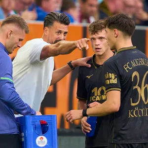 Sandro Wagner gibt Anweisungen