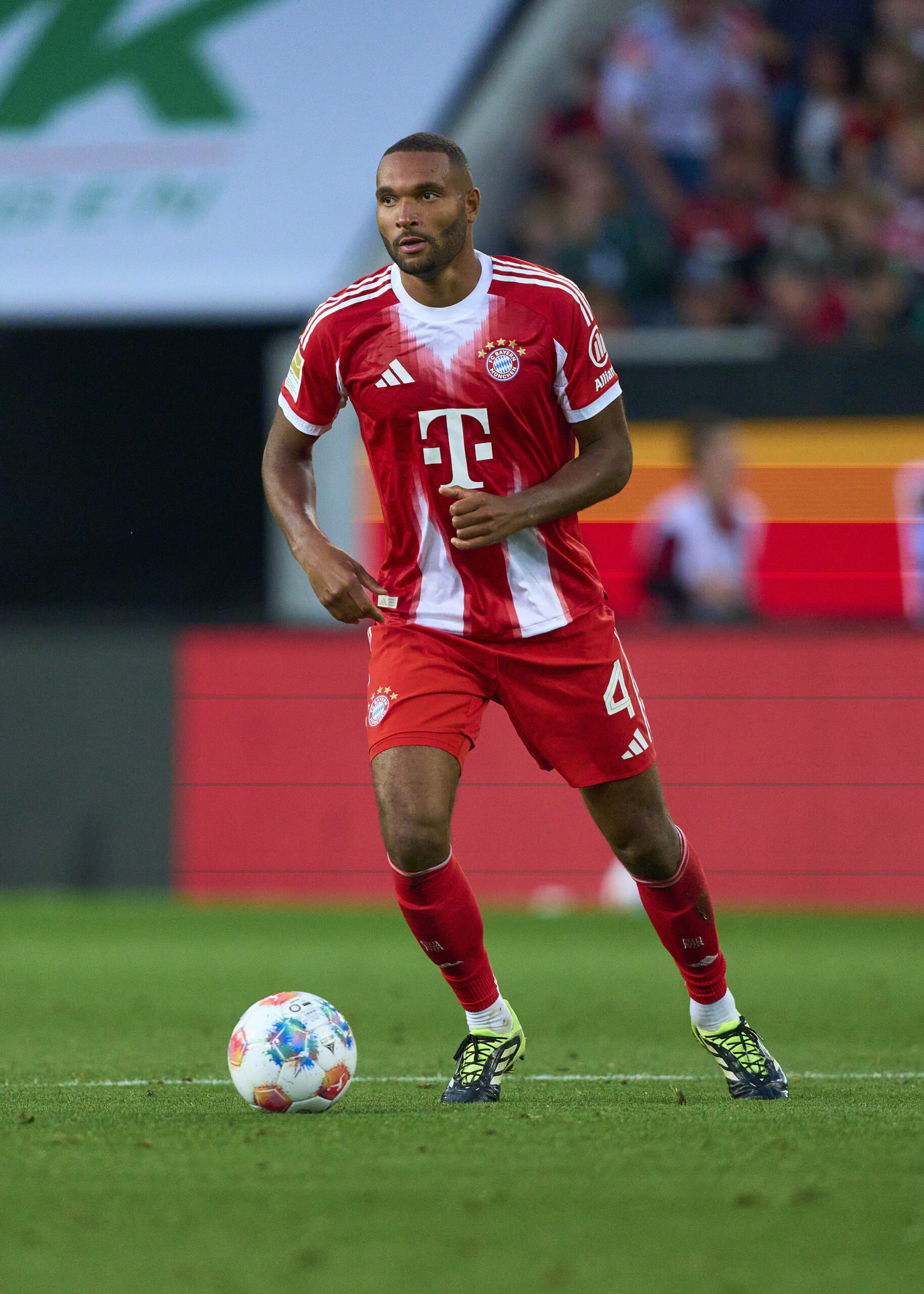 Jonathan Tah am Ball im Trikot des FC Bayern München
