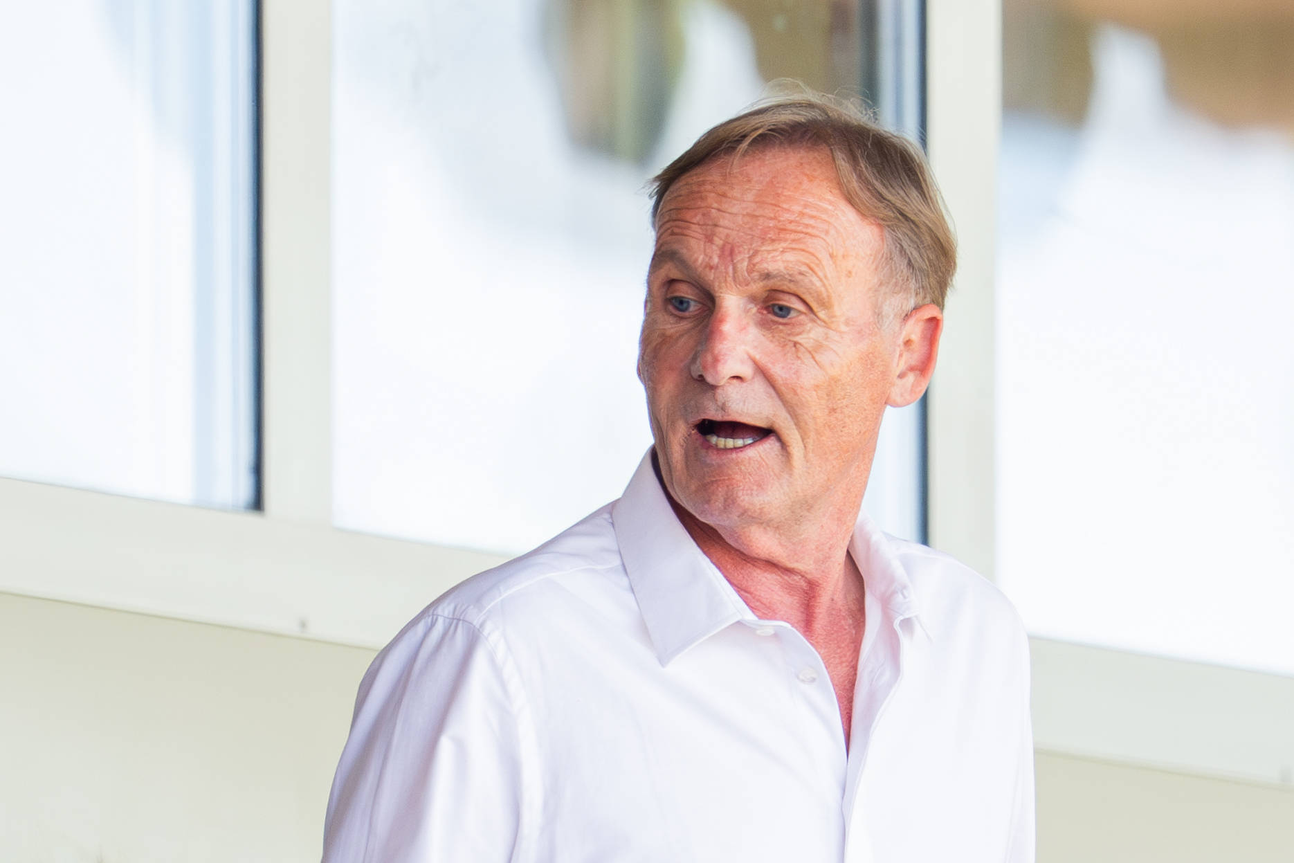 Aki Watzke in einem weißen Hemd.