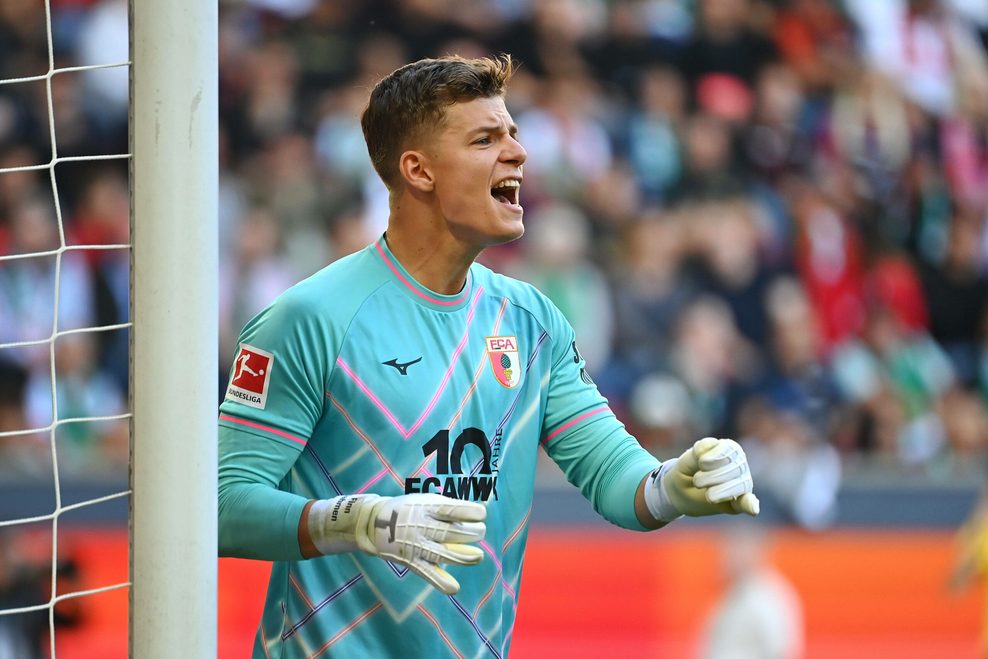 Finn Dahmen im Tor des FC Augsburg.
