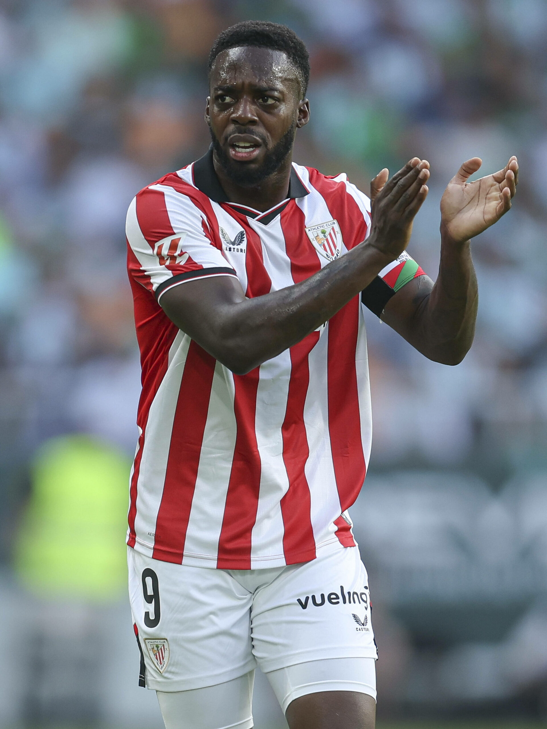 Inaki Williams klatschend im Bilbao Trikot