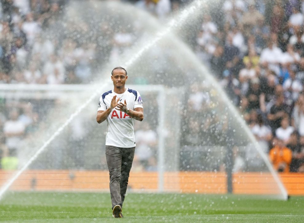 Xavi Simons im Tottenham Trikot vor 2 Rasensprengern.