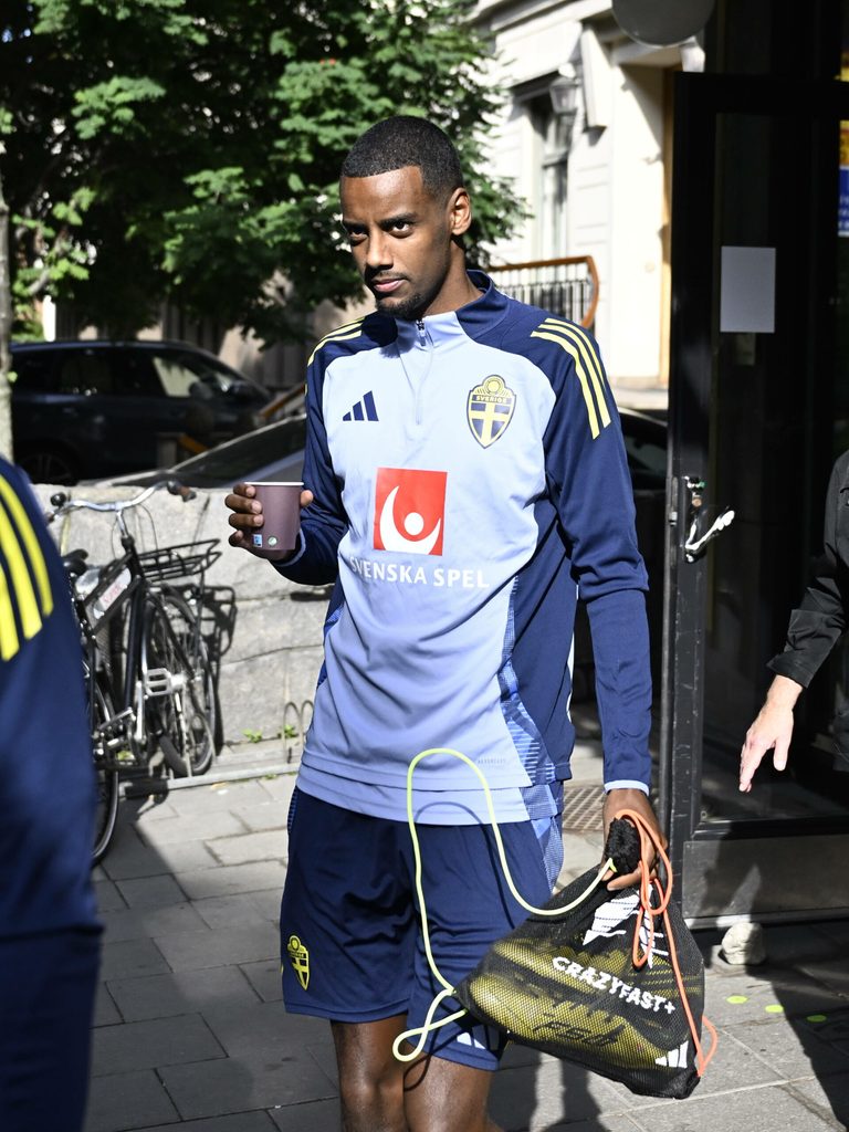 Alexander Isak im Schweden Trainingsdress mit Kaffeebecher in der Hand