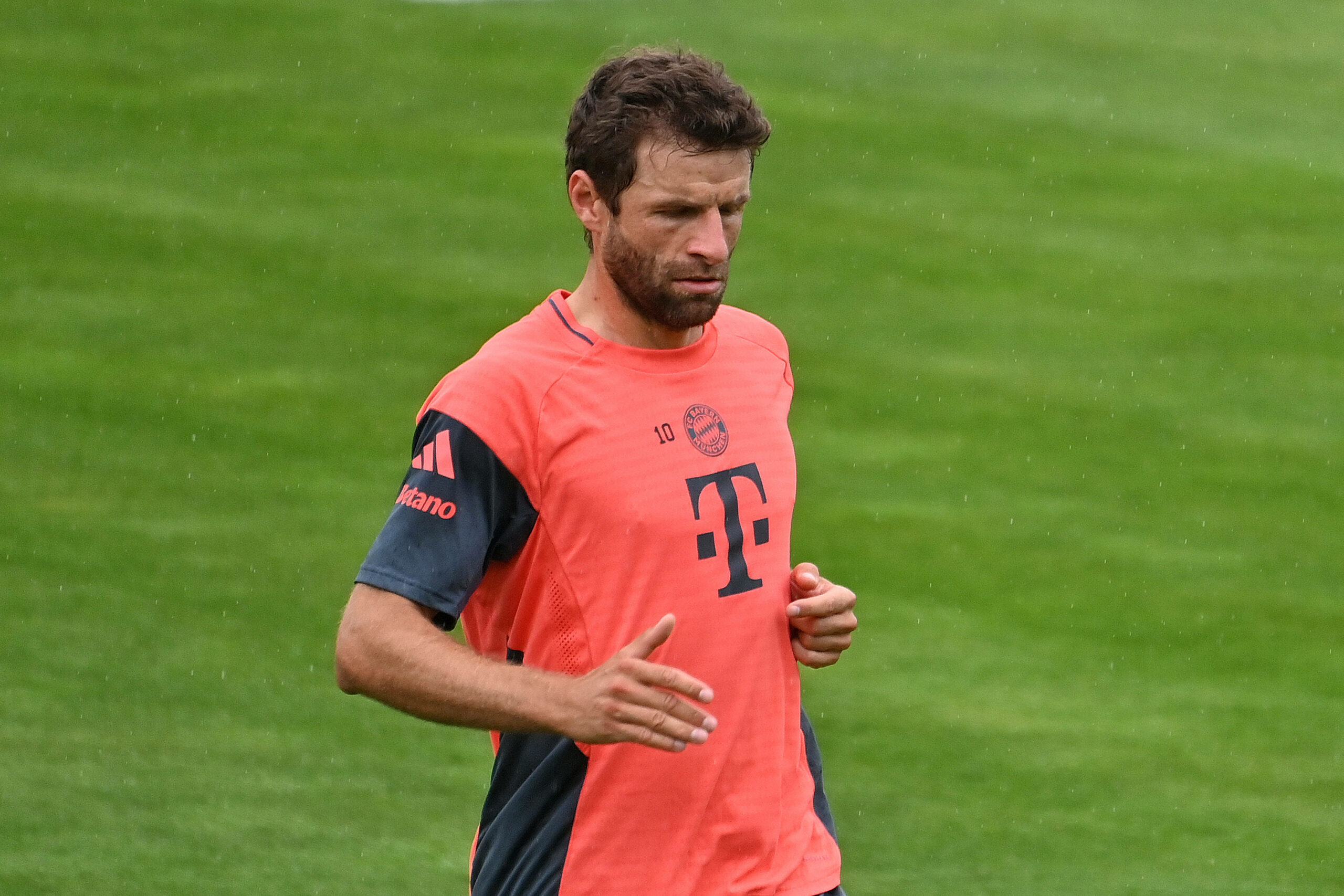 Thomas Müller im Bayern Trainingsshirt.