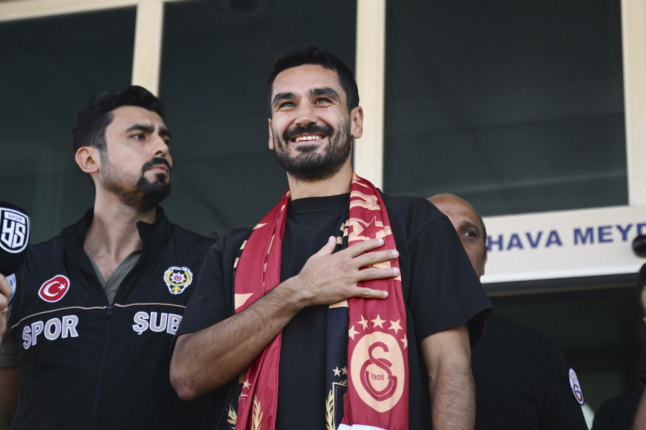 Ilkay Gündogan mit Gala Schal bei seiner Ankunft am Istanbuler Flughafen