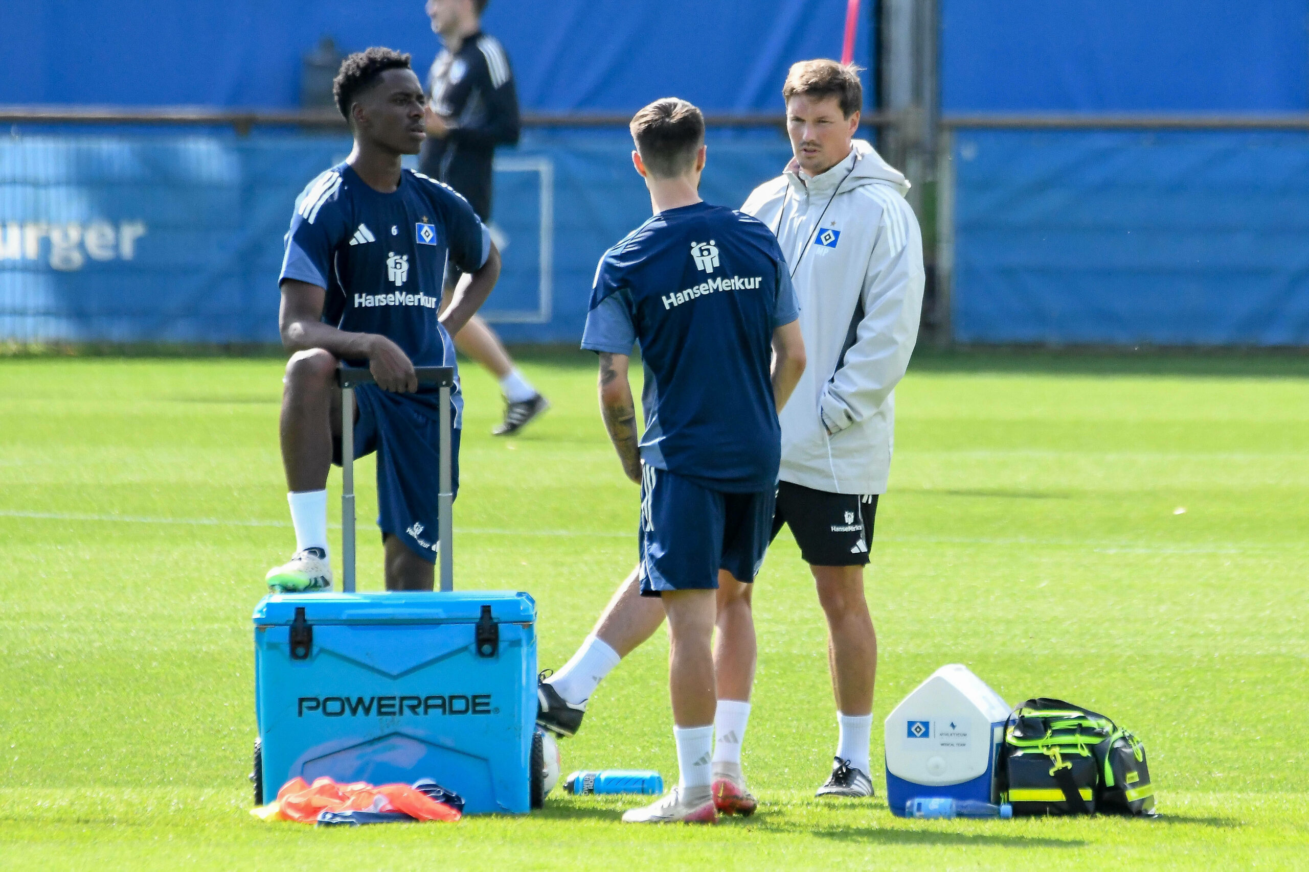 Merlin Polzin spricht im HSV-Training mit Albert Sambi Lokonga und Fabio Vieira