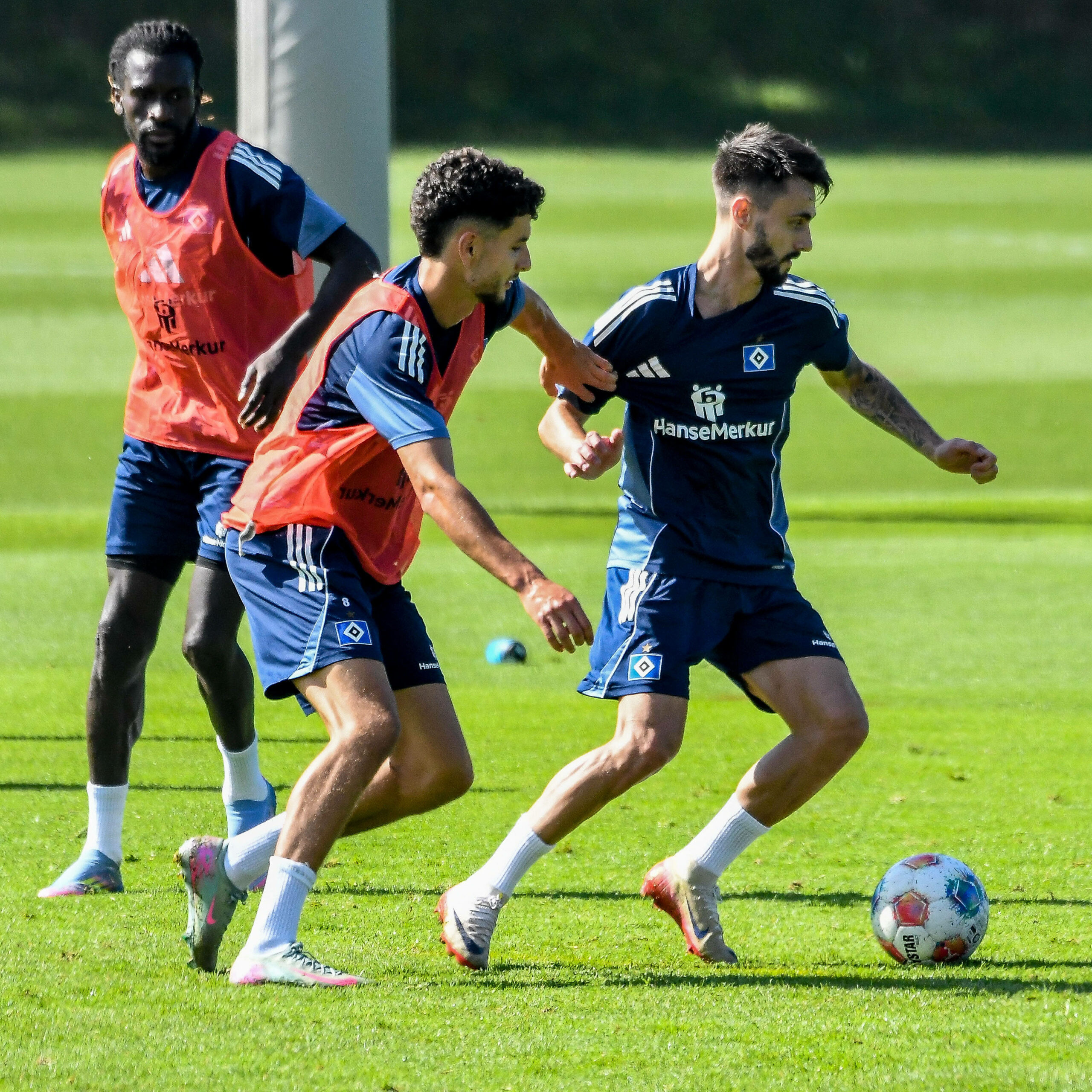 Daniel Elfadli im Training im Duell mit Fábio Vieira