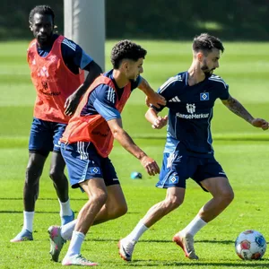 Daniel Elfadli im Training im Duell mit Fábio Vieira
