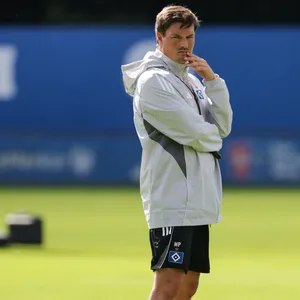 Merlin Polzin guckt im HSV-Training grimmig