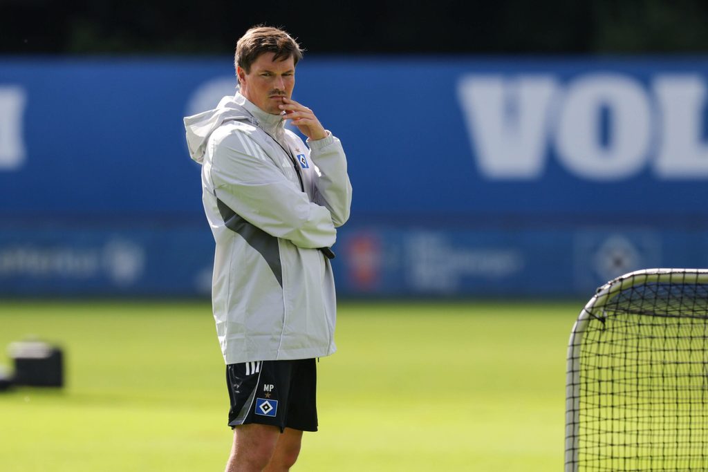 Merlin Polzin guckt im HSV-Training grimmig