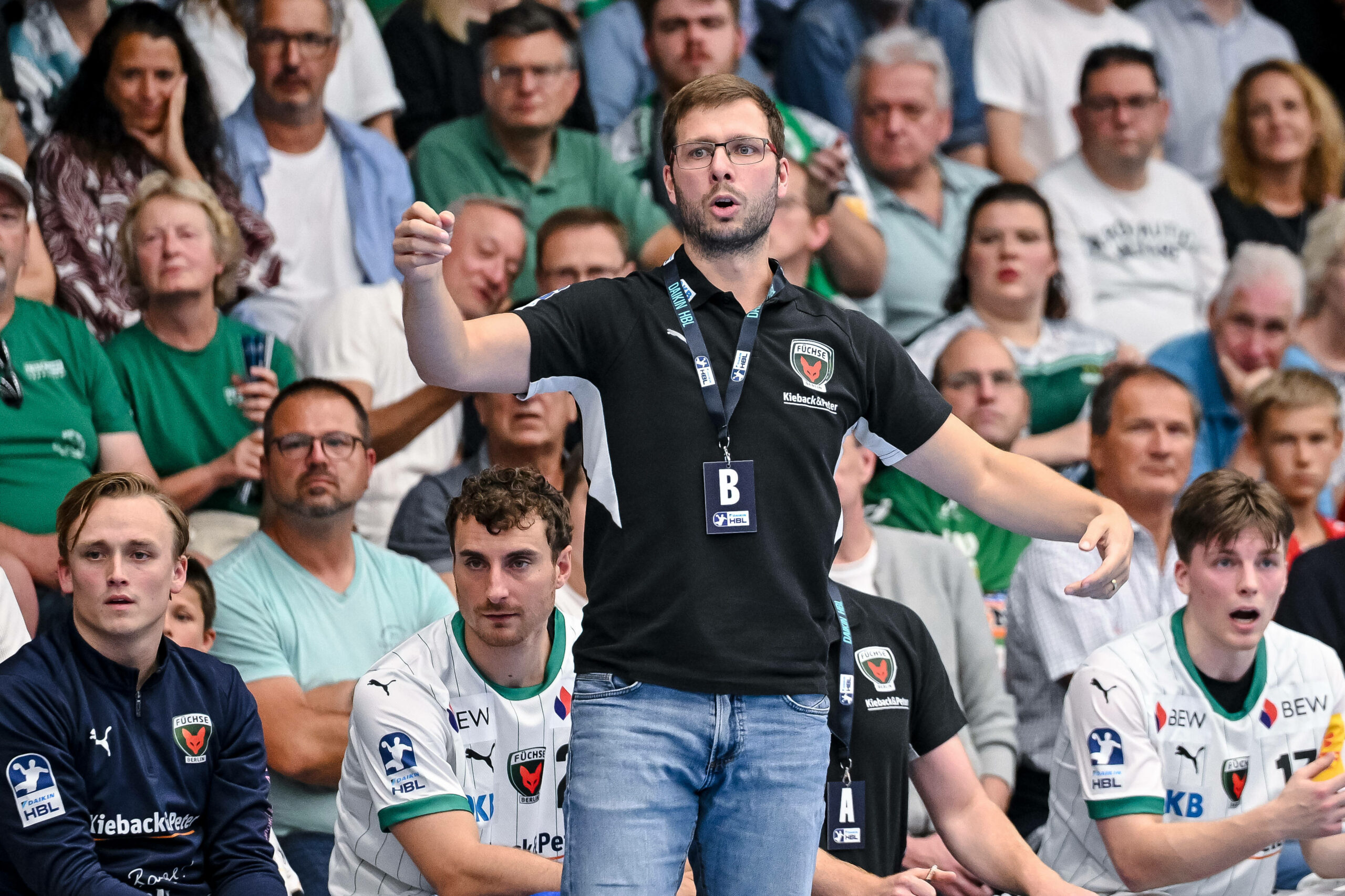 Jaron Siewert (Füchse Berlin) gestikuliert während des Handball-Bundesligaspiels gegen FRISCH AUF! Göppingen in der EWS Arena.
