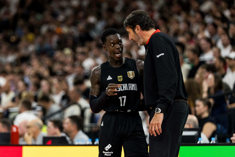 Alex Mumbrú am Spielfeldrand mit Dennis Schröder.
