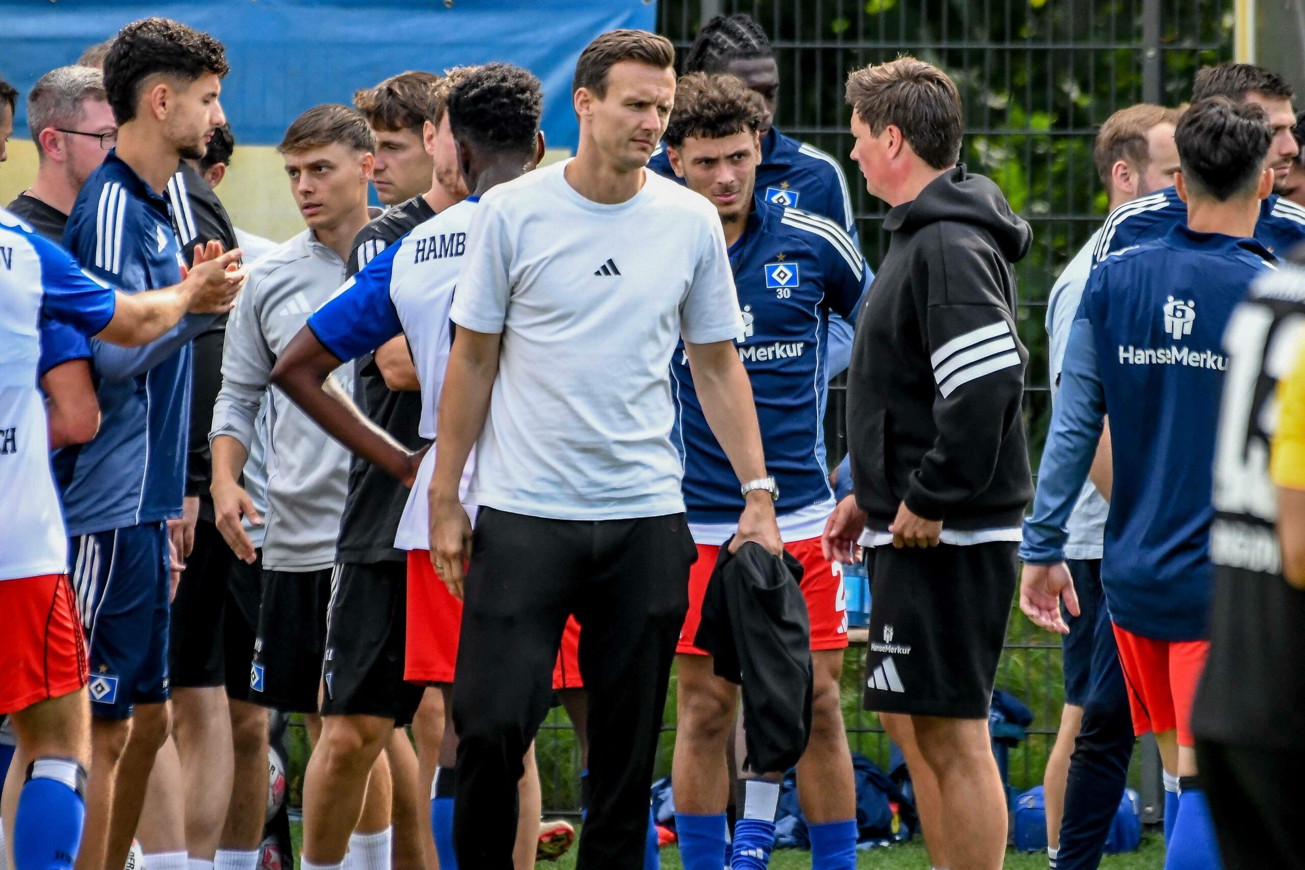 Claus Costa, Merlin Polzin und die HSV-Spieler beim Testspiel gegen Hannover 96