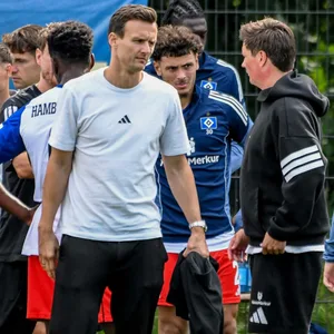 Claus Costa, Merlin Polzin und die HSV-Spieler beim Testspiel gegen Hannover 96