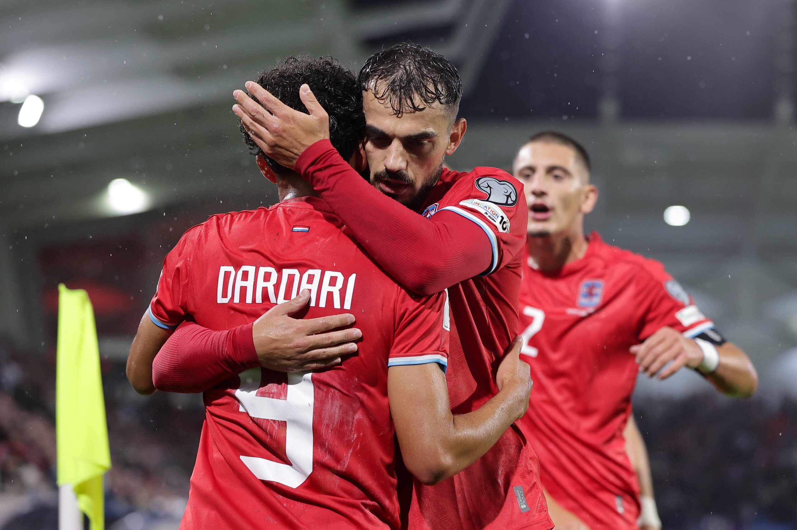 Danel Sinani bejubelt ein Tor für Luxemburg