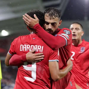 Danel Sinani bejubelt ein Tor für Luxemburg