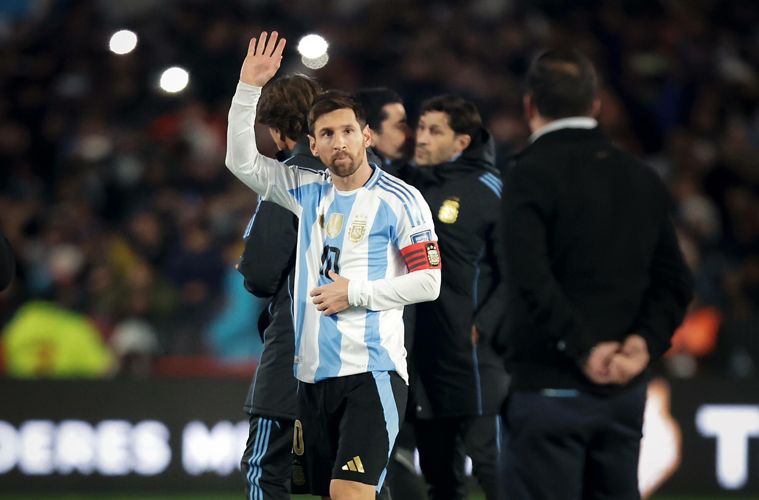Lionel Messi winkt