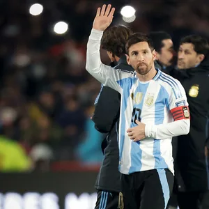 Lionel Messi winkt