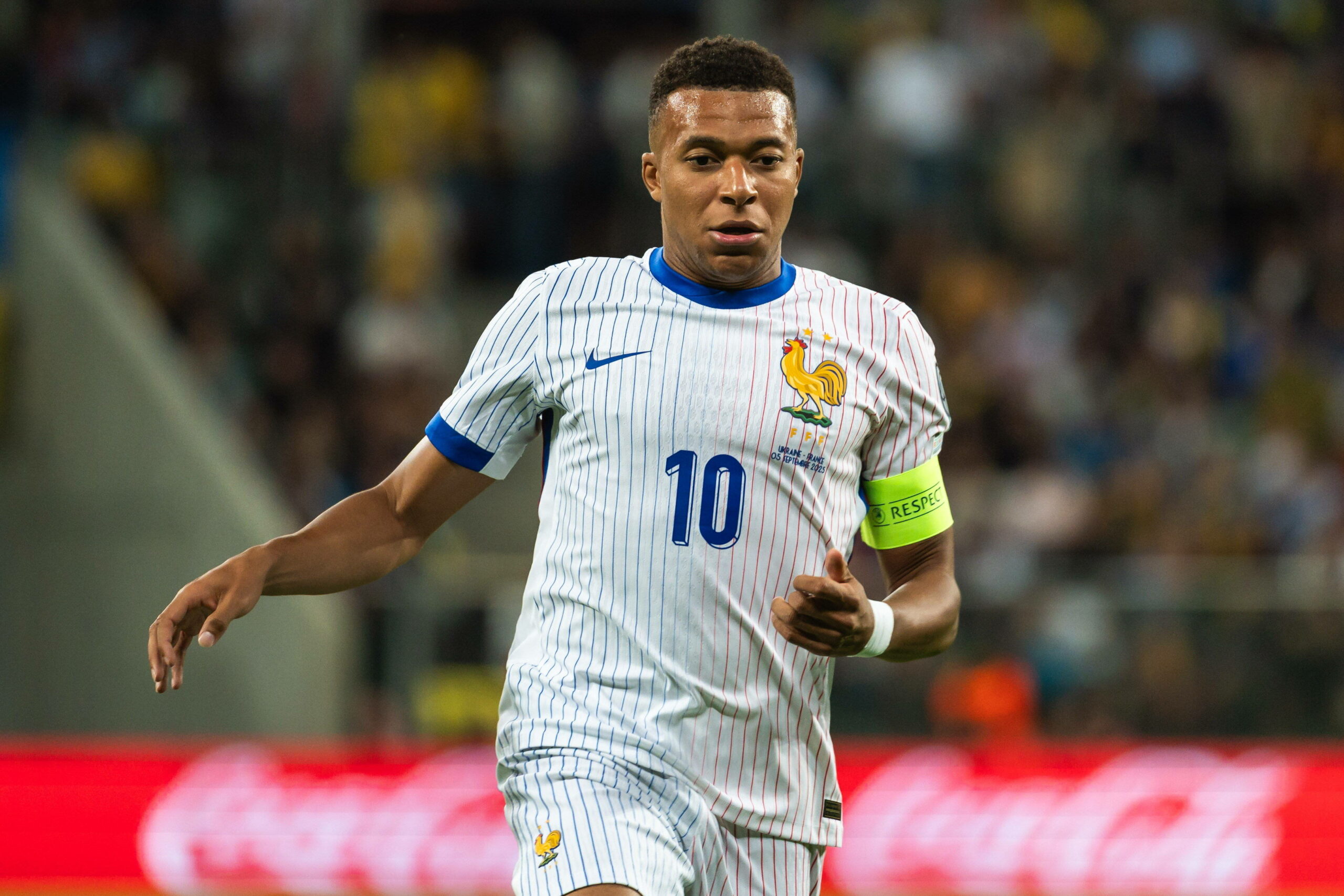 Kylian Mbappé läuft über das Spielfeld