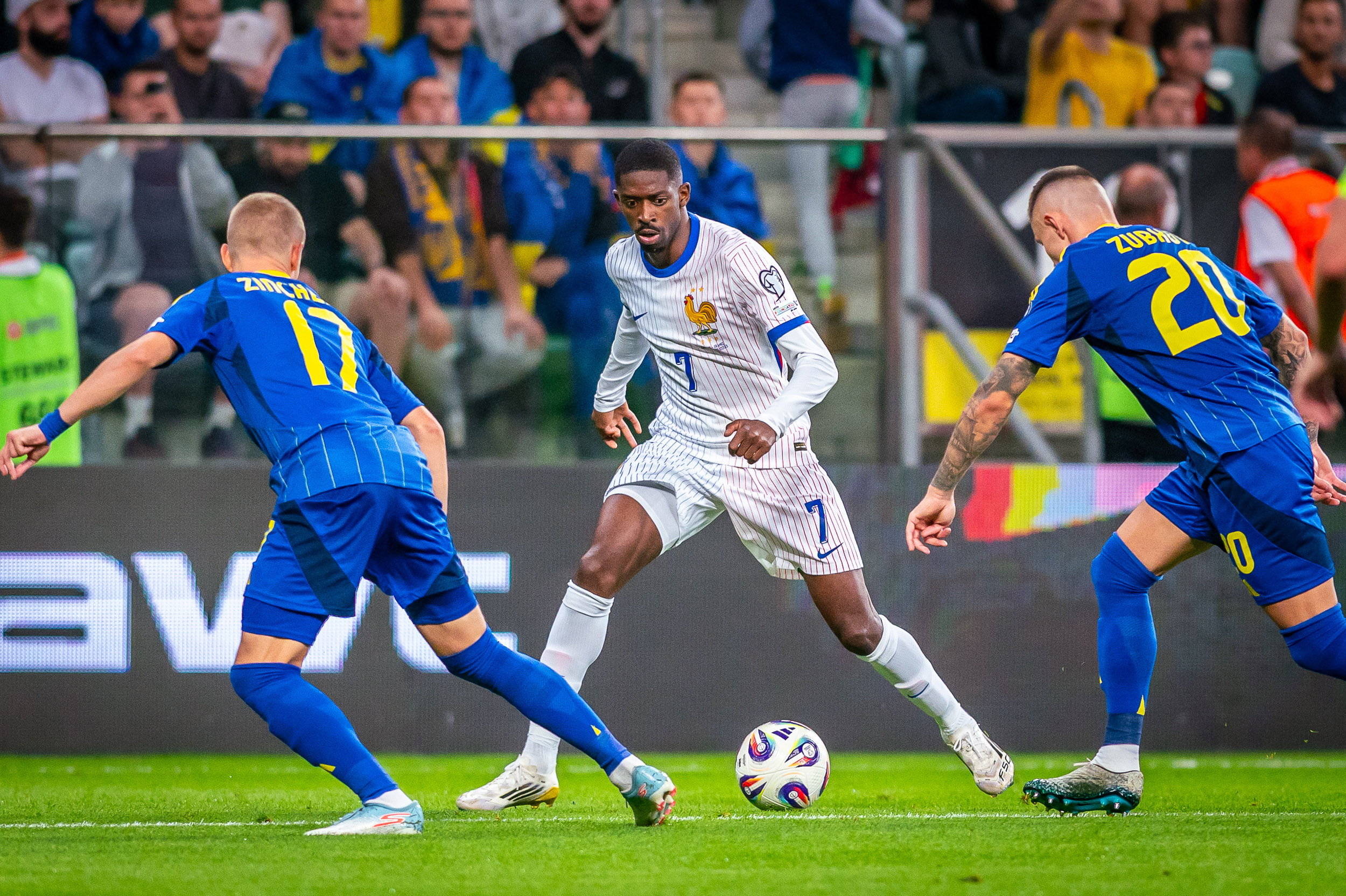 Ousmane Dembelé dribbelt gegen zwei Ukrainer