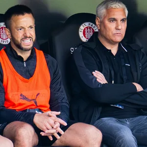 Athletiktrainer Karim Rashwan auf der Bank neben Sportchef Andreas Bornemann