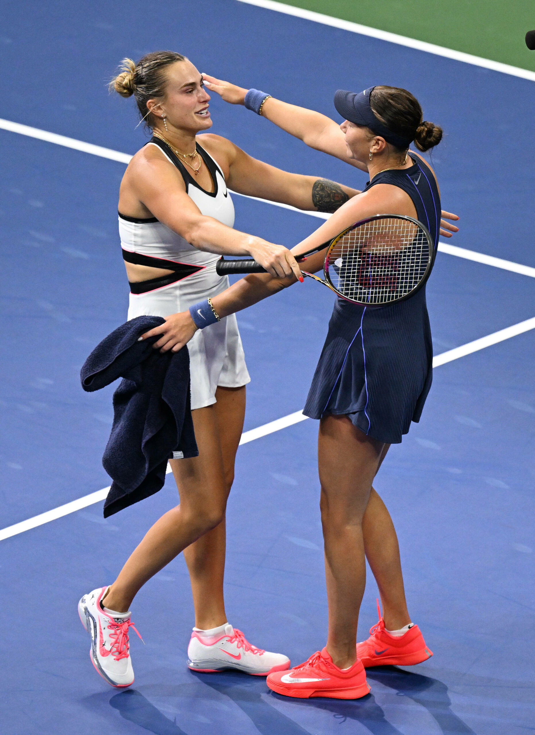 Aryna Sabalenka umarmt Amanda Anisimova