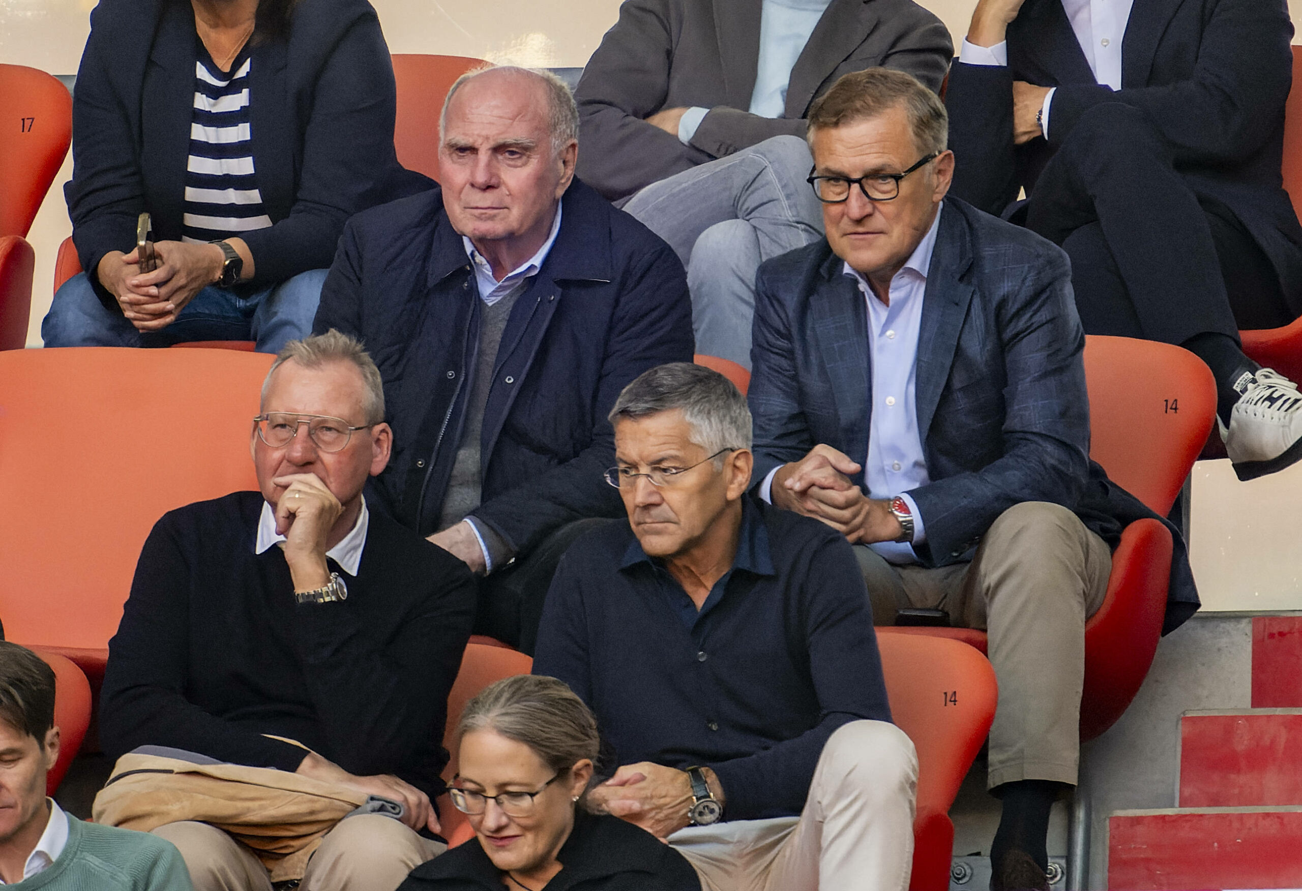 Uli Hoeneß auf der Tribüne der Allianz Arena neben Jan-Christian Dreesen