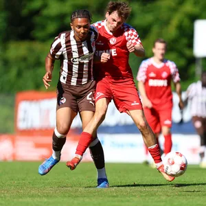 Wissou Kaba von der U23 des FC St. Pauli im Zweikampf mit Andre Wallenborn von Eintracht Norderstedt